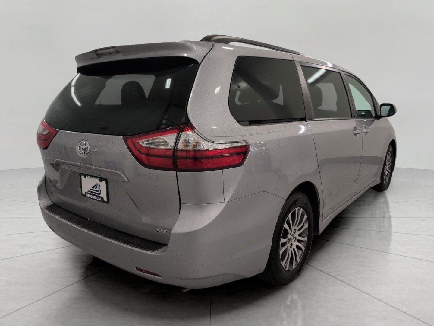 2018 Toyota Sienna XLE FWD 8-Passenger