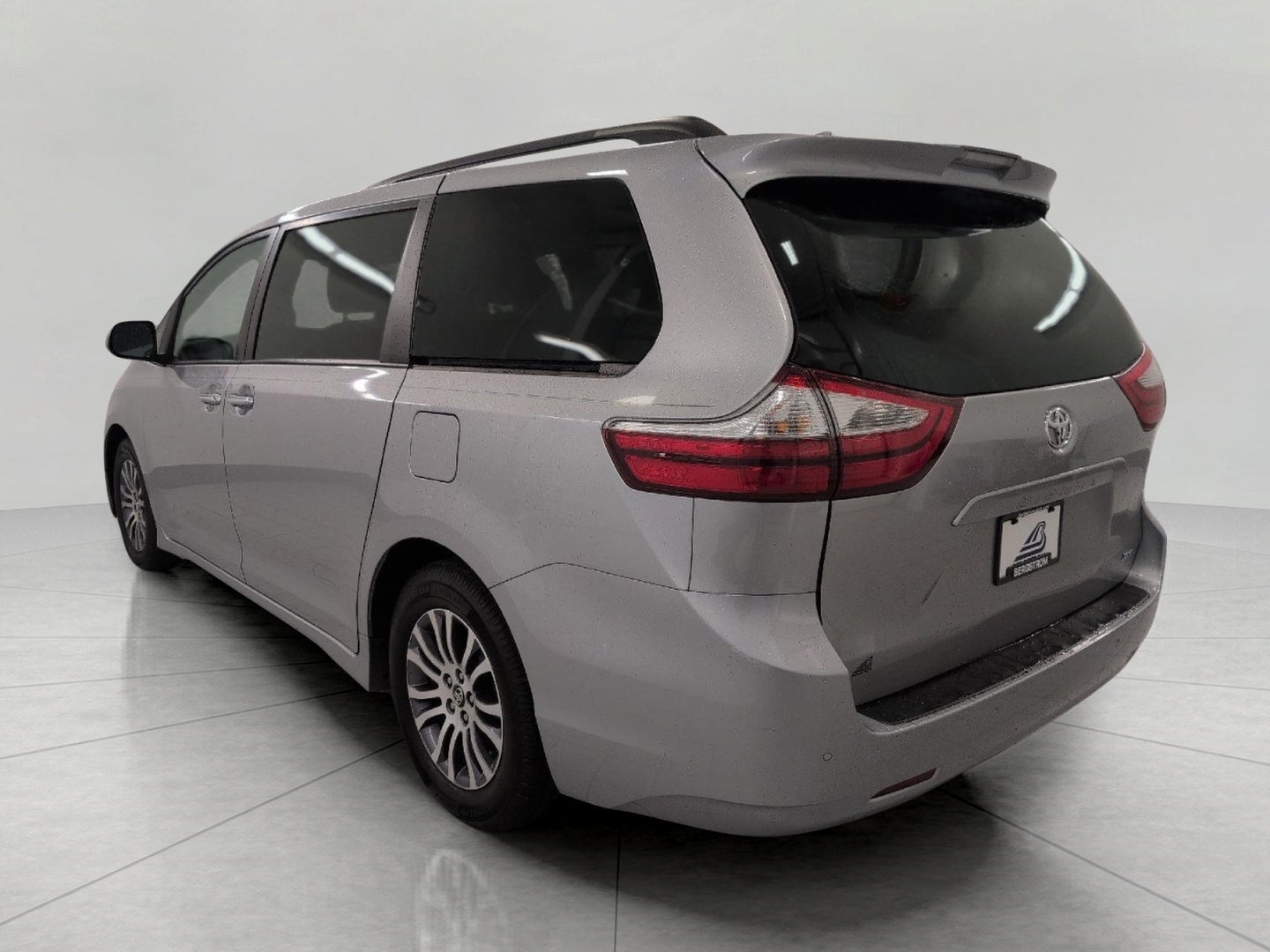 2018 Toyota Sienna XLE FWD 8-Passenger